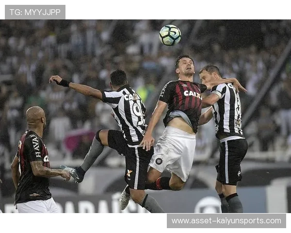 凯恩灵巧脚尖挑传撕开密集防守，热刺由此创造决定性机会