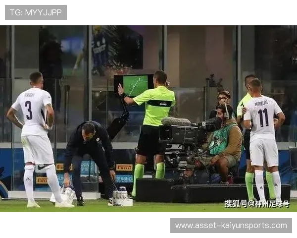 足球主教练沙发上看VAR:从紧张到释然的精彩瞬间